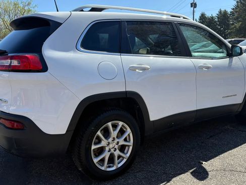 Used 2017 Jeep Cherokee Latitude w/ Cold Weather Group AWD/4WD image 10