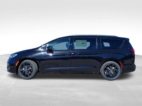 New 2026 Chrysler Pacifica Select w/ S Appearance Package image 3