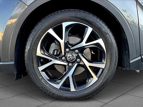 Used 2022 Toyota C-HR XLE image 10