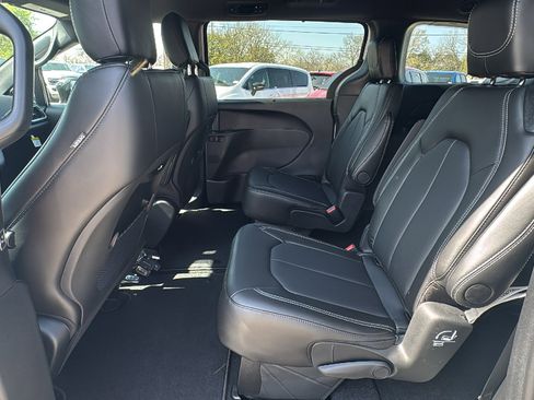 New 2026 Chrysler Pacifica Select image 14