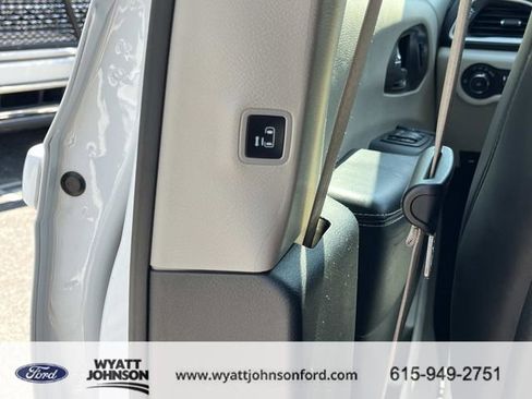 Used 2023 Chrysler Pacifica Touring-L image 18