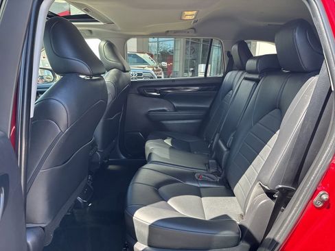 Used 2022 Toyota Highlander XLE image 14