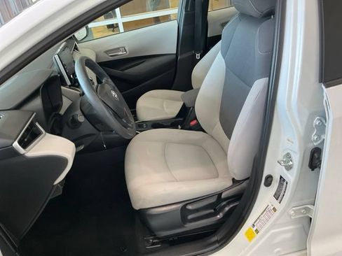 Used 2020 Toyota Corolla LE FWD image 2