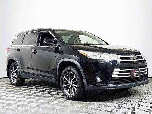 Used 2019 Toyota Highlander XLE AWD/4WD image 1