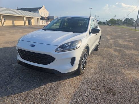 Used 2021 Ford Escape SE w/ SE Sport Appearance Package FWD image 3