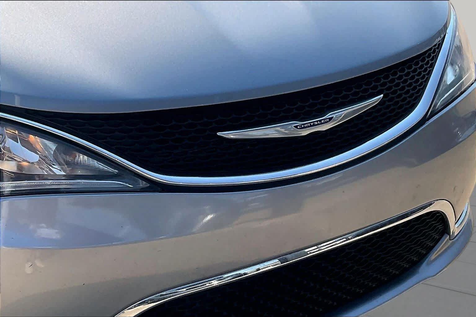 Used 2019 Chrysler Pacifica Touring Plus w/ Tire & Wheel Group FWD image 28