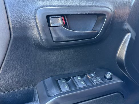 Used 2022 Toyota Tacoma SR AWD/4WD image 11