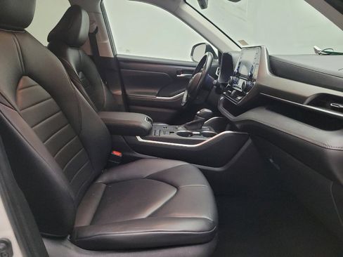 Used 2020 Toyota Highlander XLE FWD image 21