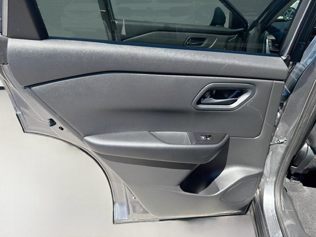 Used 2025 Nissan Rogue S FWD image 25