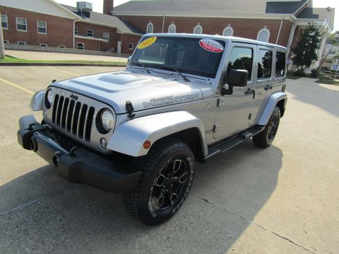 Used 2017 Jeep Wrangler Unlimited Sahara AWD/4WD image 7
