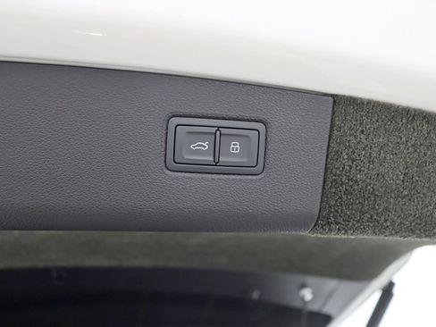 Used 2021 Bentley Bentayga AWD/4WD image 50