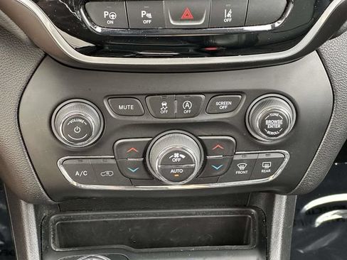 Used 2021 Jeep Cherokee Limited AWD/4WD image 18