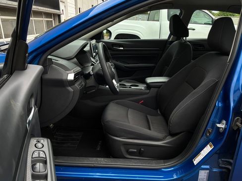 Used 2025 Nissan Altima 2.5 SV FWD image 10