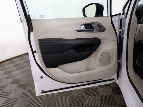 Used 2024 Chrysler Pacifica Touring-L FWD image 25