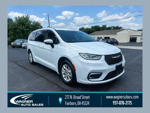 Used 2023 Chrysler Pacifica Touring-L FWD image 1