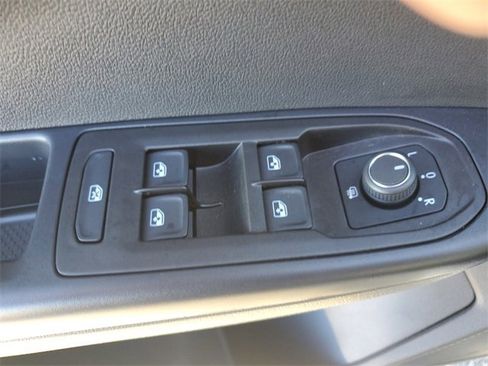 Certified 2025 Volkswagen Taos SE image 23