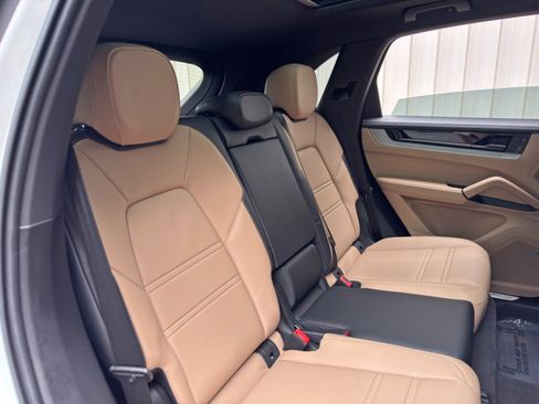 Used 2025 Porsche Cayenne w/ Premium Package Plus AWD/4WD image 45