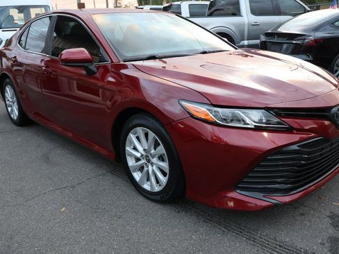 Used 2020 Toyota Camry LE image 3