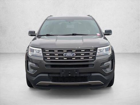 Used 2017 Ford Explorer XLT w/ Equipment Group 202A image 2