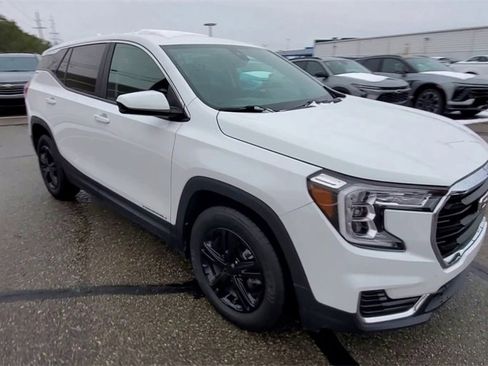 Used 2022 GMC Terrain SLE image 2