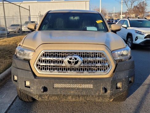 Used 2017 Toyota Tacoma TRD Off-Road image 2