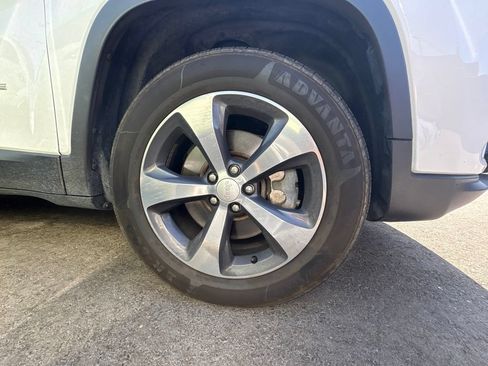 Used 2019 Jeep Cherokee Limited AWD/4WD image 10