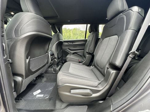 New 2025 Jeep Grand Cherokee L Laredo w/ Luxury Tech Group I image 24