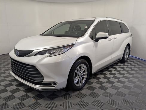 Used 2024 Toyota Sienna Limited image 1