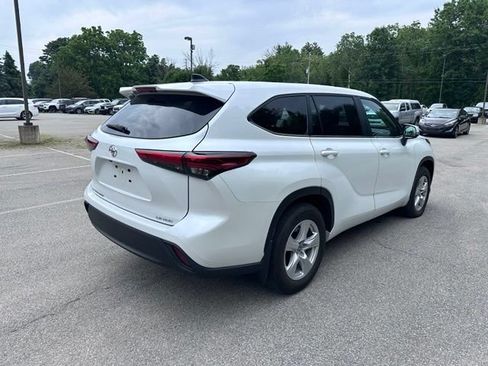Used 2023 Toyota Highlander LE AWD/4WD image 3