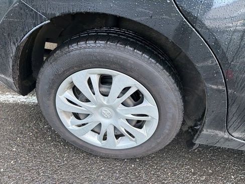 Used 2019 Toyota Yaris L image 13