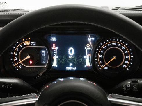 Used 2025 Jeep Wrangler Unlimited Sahara AWD/4WD image 16