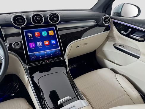 Used 2025 Mercedes-Benz GLC 350e 4MATIC image 23