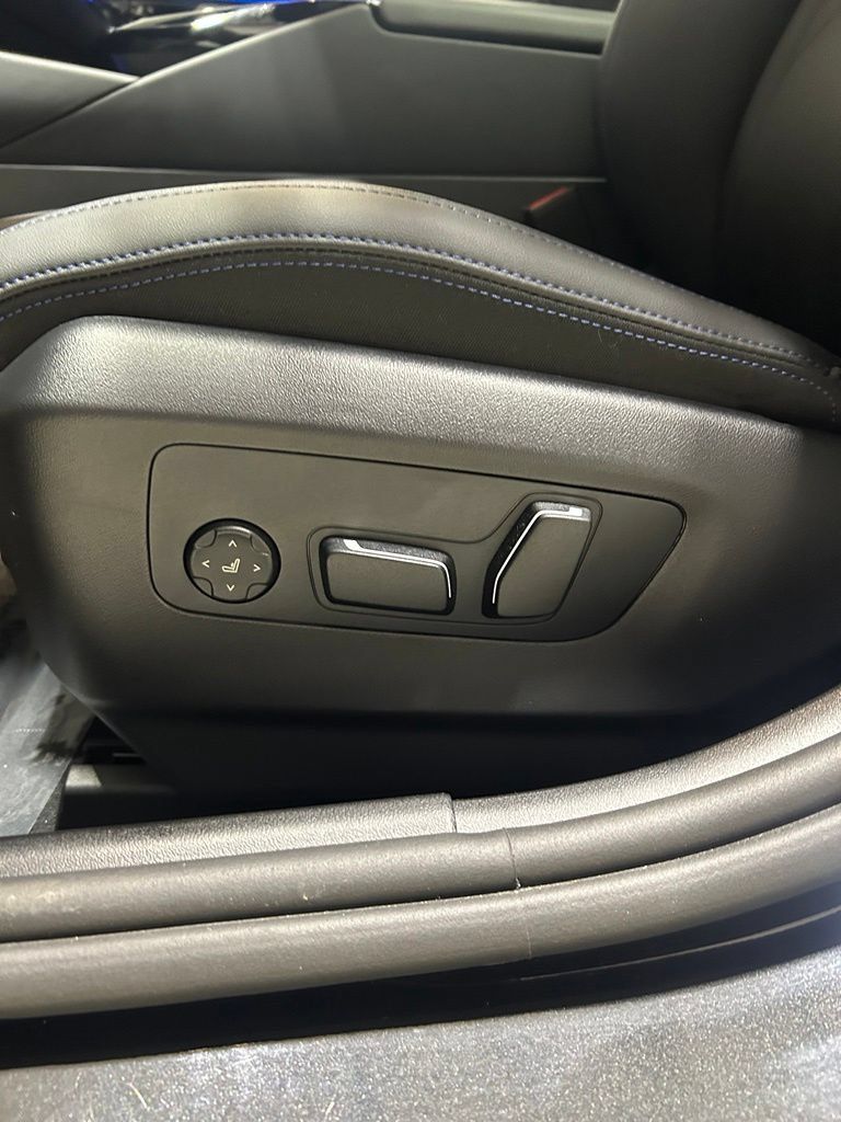 Used 2026 BMW 550e xDrive w/ Premium Package AWD/4WD image 14