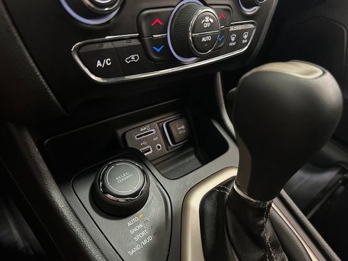 Certified 2018 Jeep Cherokee Limited w/ Trailer Tow Group AWD/4WD image 26