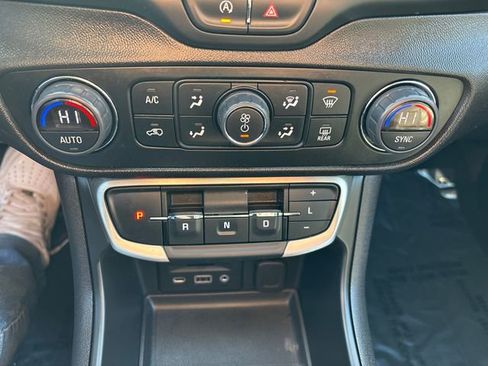 Used 2024 GMC Terrain SLT image 33