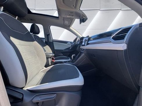 Certified 2025 Volkswagen Taos SE w/ Panoramic Sunroof Package image 13