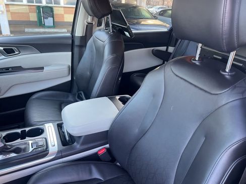 Certified 2024 Kia Carnival LX image 5