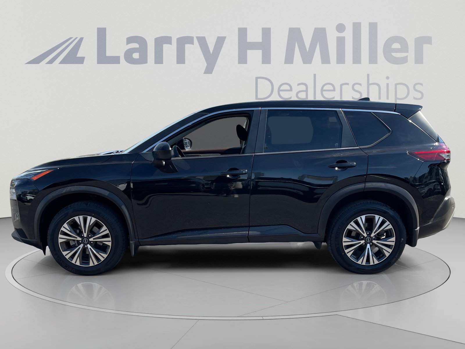 Used 2023 Nissan Rogue SV FWD image 2