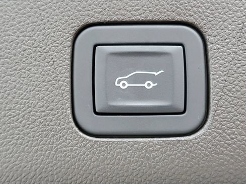 Used 2025 GMC Yukon Elevation RWD image 9