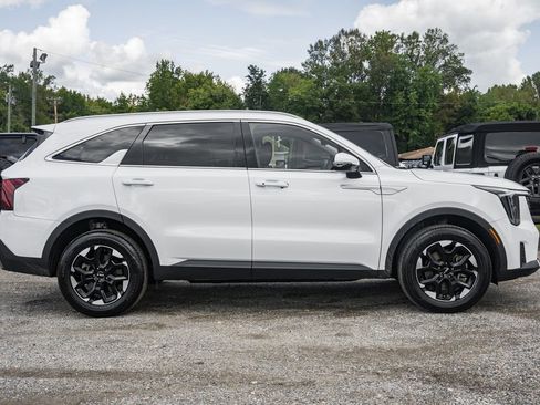 Used 2024 Kia Sorento S image 3