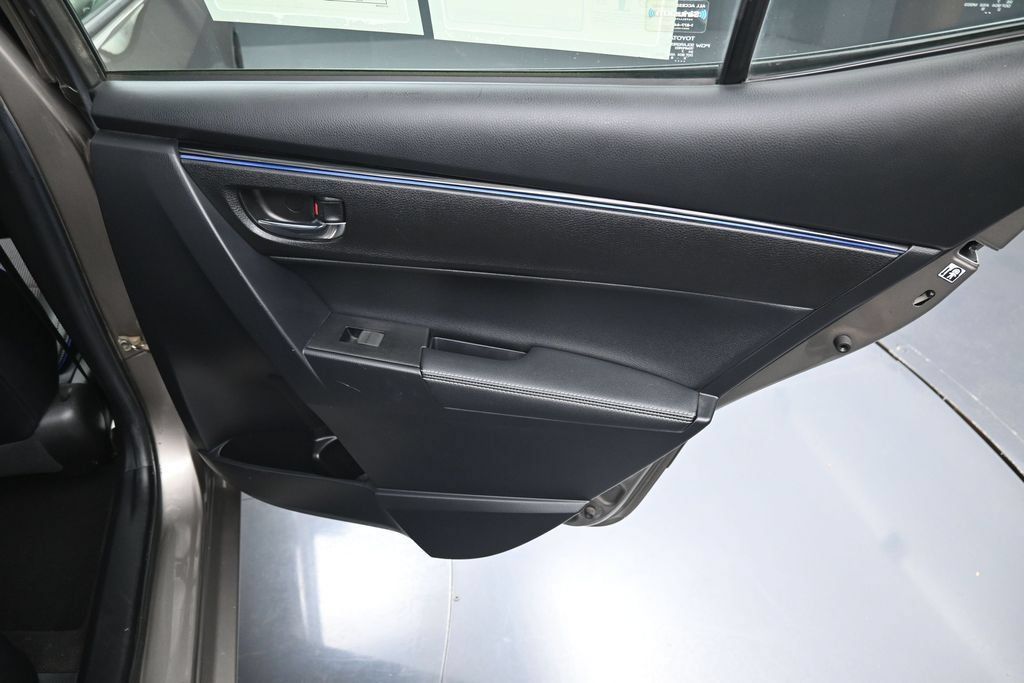 Used 2018 Toyota Corolla SE FWD image 30