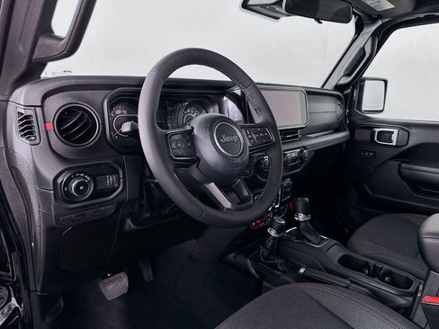 Used 2025 Jeep Wrangler Unlimited Rubicon w/ Convenience Group AWD/4WD image 9