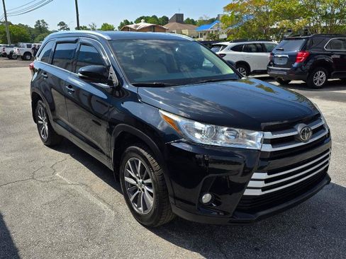 Used 2019 Toyota Highlander XLE AWD/4WD image 3