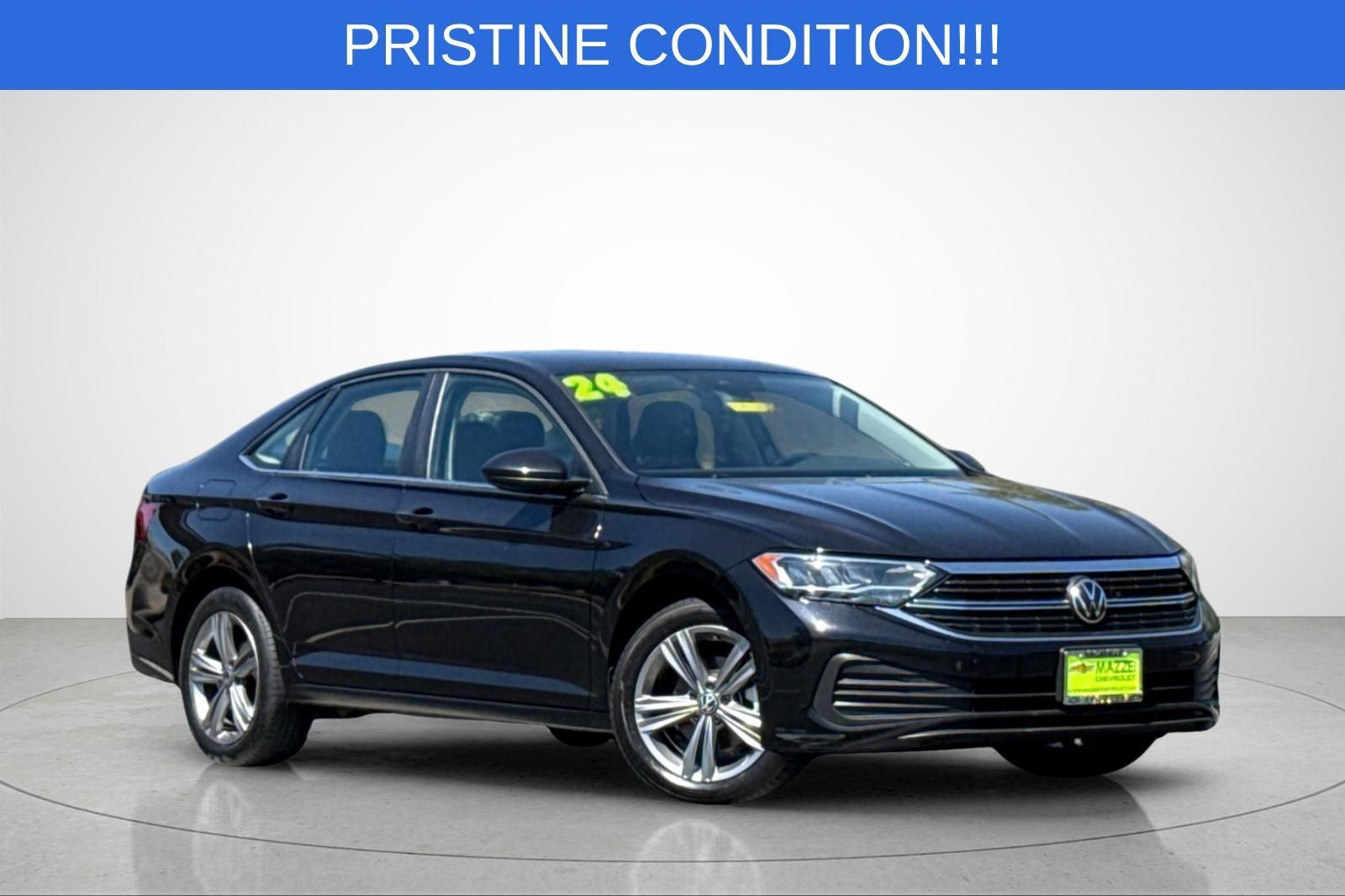Used 2024 Volkswagen Jetta SE FWD image 2