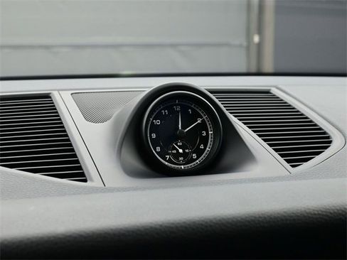 Certified 2025 Porsche Macan image 14
