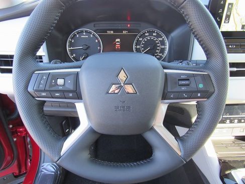 New 2025 Mitsubishi Outlander SE image 21