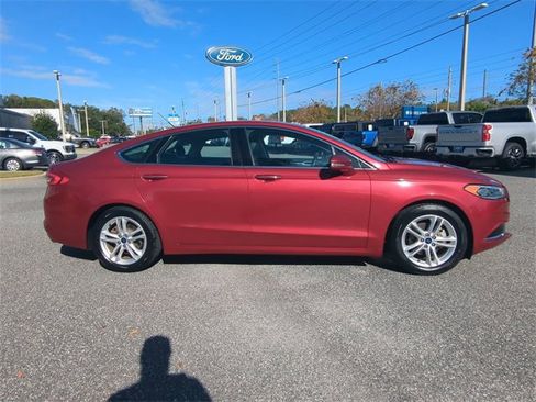 Used 2018 Ford Fusion SE w/ Fusion SE Technology Package image 4