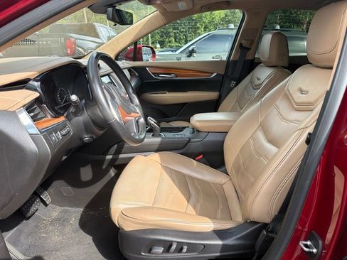 Used 2019 Cadillac XT5 Platinum AWD/4WD image 3