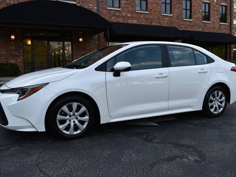 Used 2025 Toyota Corolla LE FWD image 2