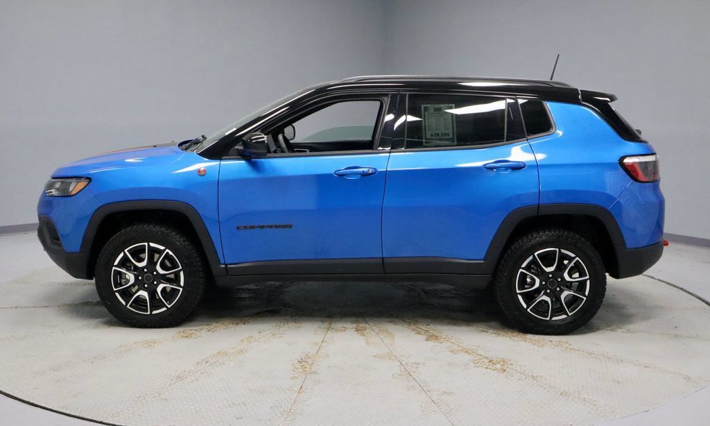 Used 2025 Jeep Compass Trailhawk AWD/4WD image 7